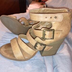 MUDD GLADIATOR LIKE HEEL